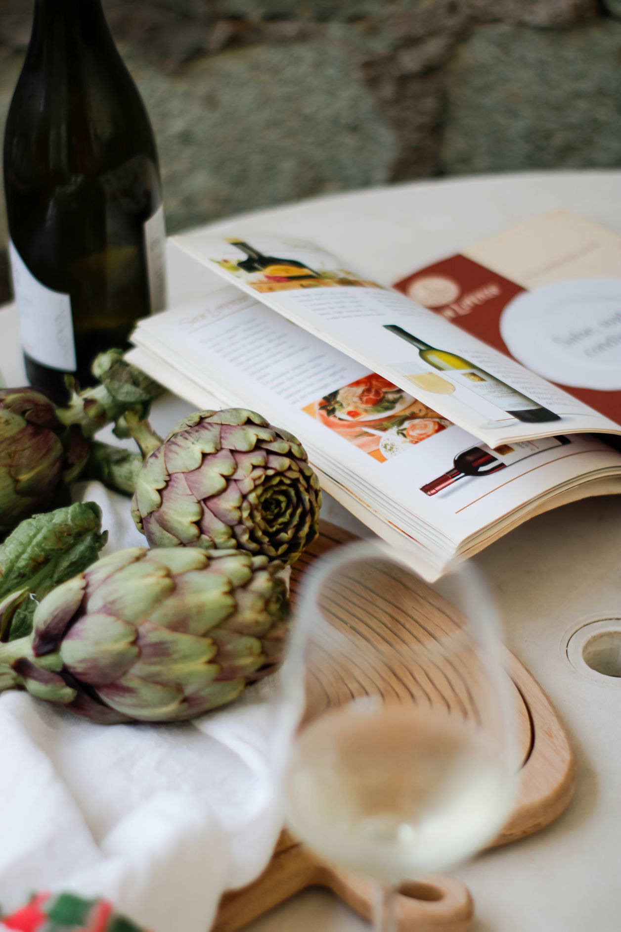 tavola con carciofi e vino