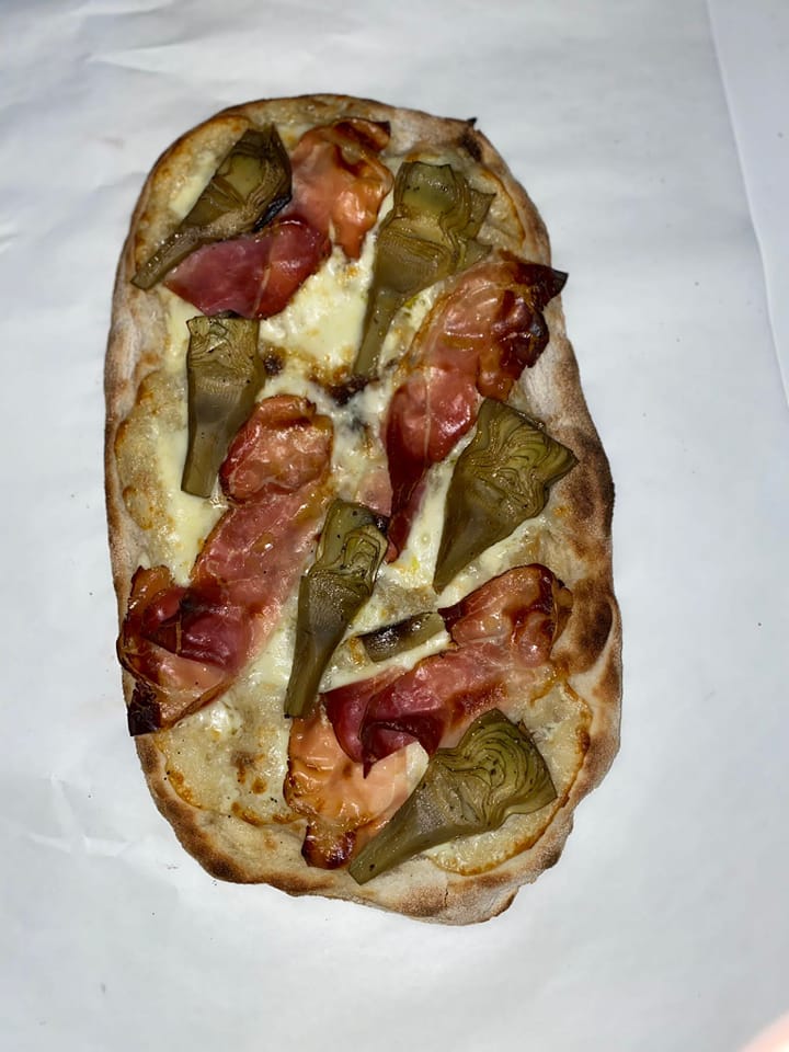 pinsa con carciofo ortano speck provola affumicata mozzarella