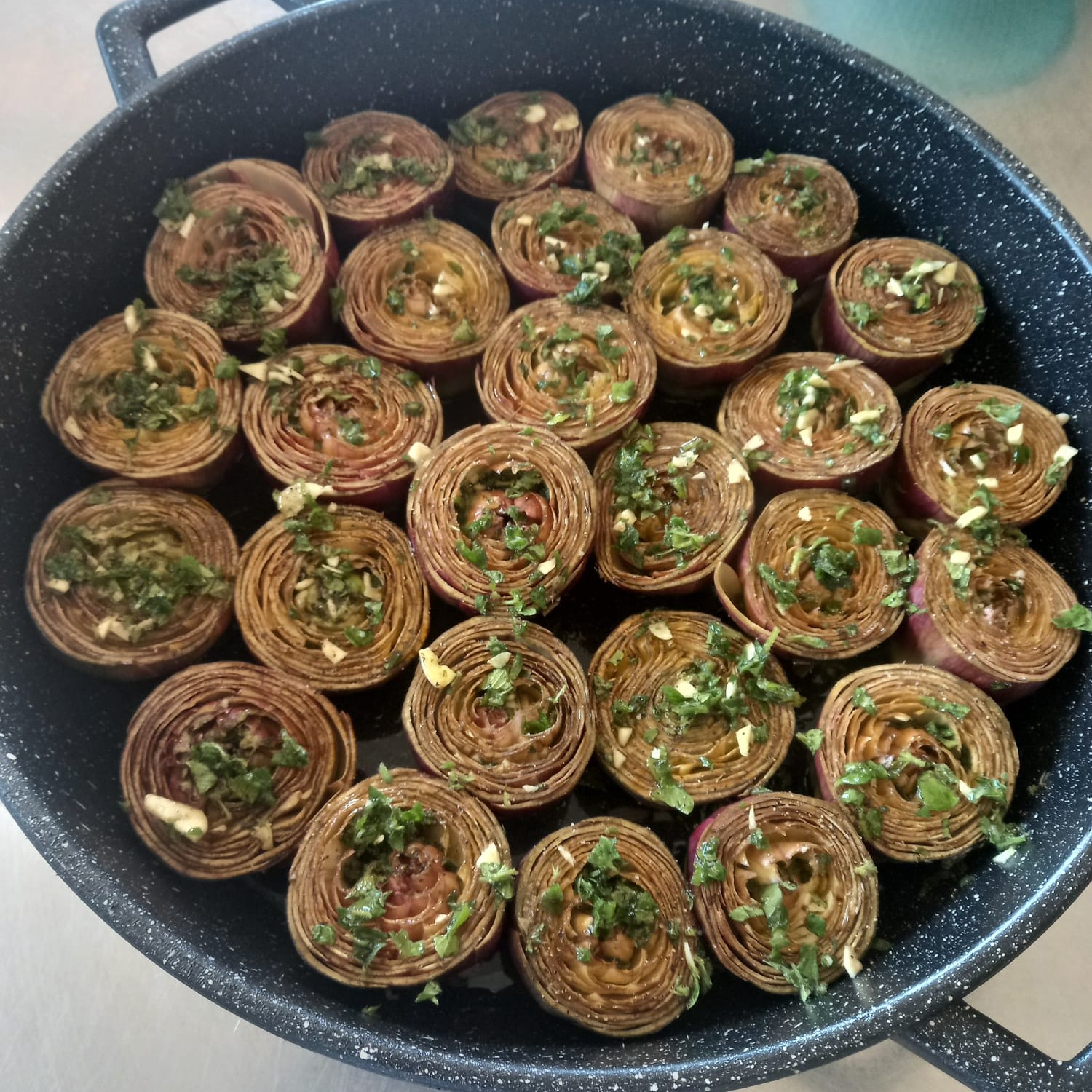 pentola con carciofo ortano